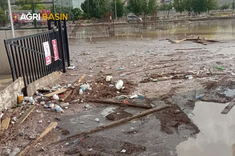 Doğubayazıt'ta Sel Felakati! Çok sayıda ev ve araçlar zarar gördü