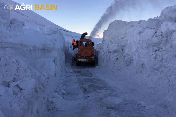Ağrı-Kağızman- Kars yolunda Zorlu yol açma çalışmaları