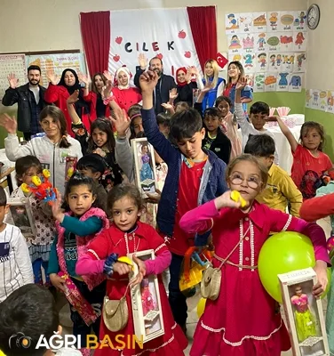 Ağrı’da köy çocukları çilek şenliğinde eğlendi