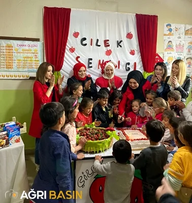 Ağrı’da köy çocukları çilek şenliğinde eğlendi