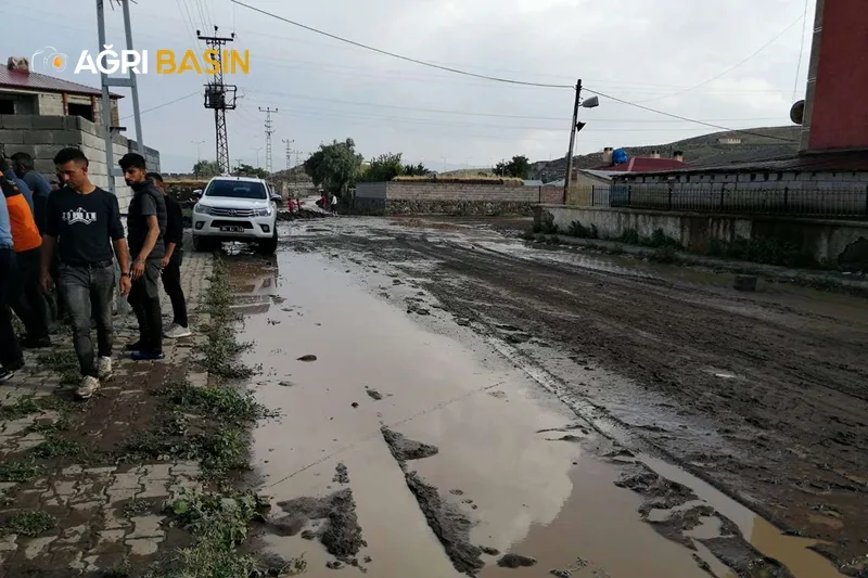 Doğubayazıt'ta Sel Felakati! Çok sayıda ev ve araçlar zarar gördü