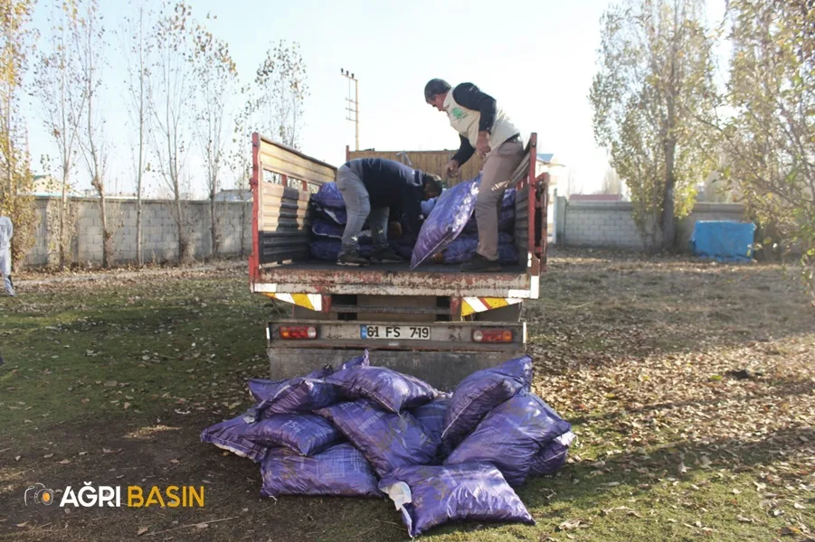 Ağrı Umut Kervanı Derneğinden kışlık yakacak ve giysi yardımı
