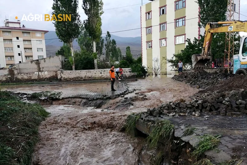 Doğubayazıt'ta Sel Felakati! Çok sayıda ev ve araçlar zarar gördü