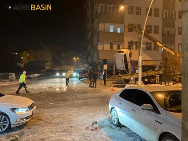 Ağrı'da Buzlanan Yolda Araç Takla Attı 2 kişi Yaralandı