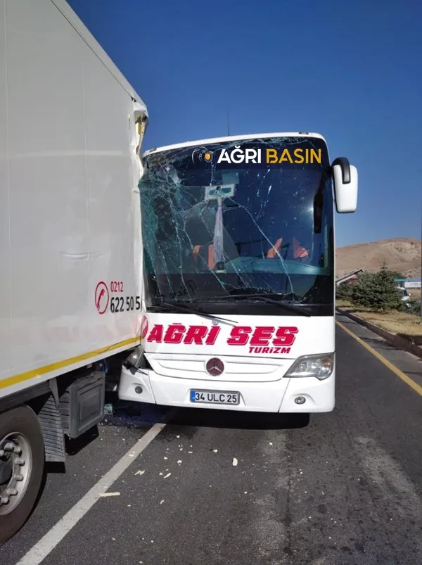 Ağrı Otobüsü Erzincan'da Kaza Yaptı!