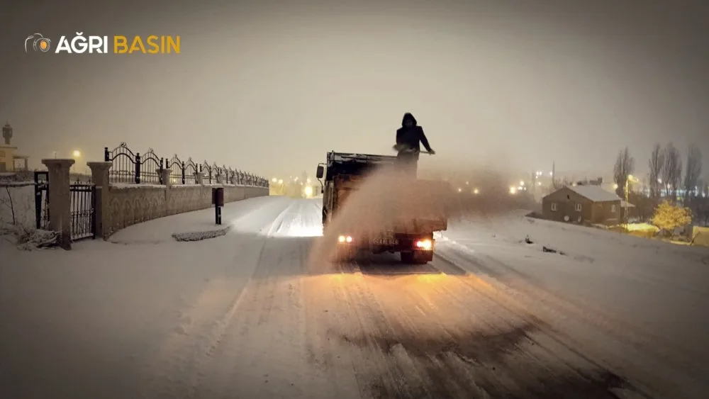 Ağrı Belediyesini Kar Mesaisini sürdürüyor