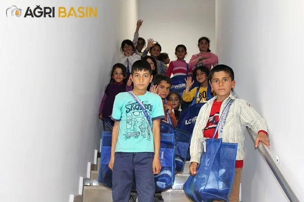 İHH Ağrı'da yetimlere giyim ve nakdi para yardımında bulundu