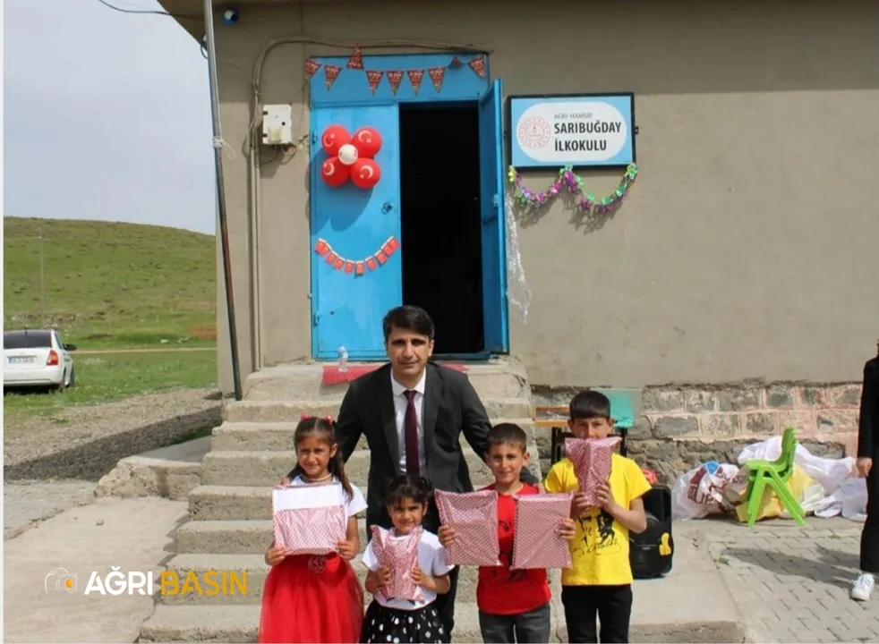 Hamur İlçe Milli Eğitim Müdürü Mehmet ÖZMÜŞ, koltuğunu Öğrencilere devretti
