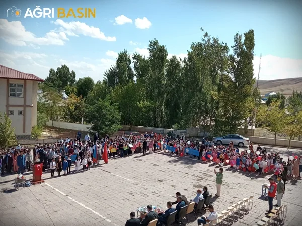 Hamur 'da ilköğretim haftası kutlamaları