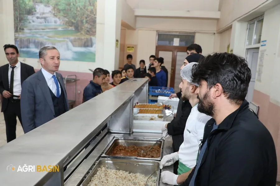 Ağrı İl Milli Eğitim Müdürü Kökrek, iftarını YBO’da kalan öğrencilerle açtı
