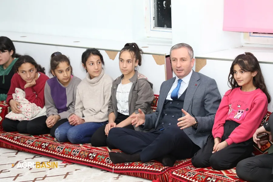 Ağrı İl Milli Eğitim Müdürü Kökrek, iftarını YBO’da kalan öğrencilerle açtı