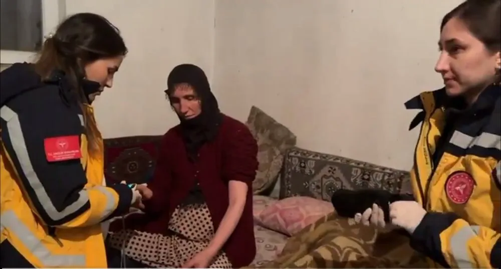 Ağrı Hamur'da Hamile Kadın Paletli Ambulansla Hastaneye Ulaştırıldı
