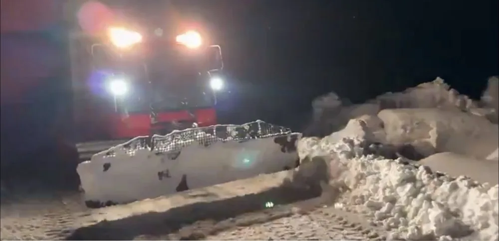 Ağrı Hamur'da Hamile Kadın Paletli Ambulansla Hastaneye Ulaştırıldı