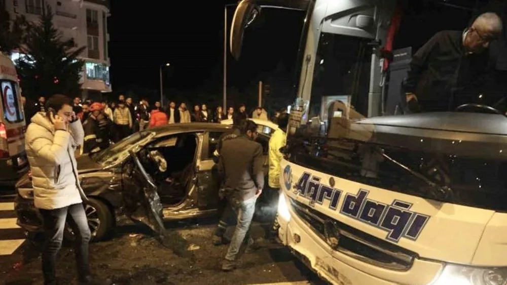 Ağrı-Antalya seferini yapan otobüs kaza yaptı! 1 Yaralı