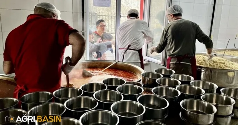 Kızılay Ağrı Şubesi her gün 4 bin 500 kişiye sıcak yemek dağıtıyor