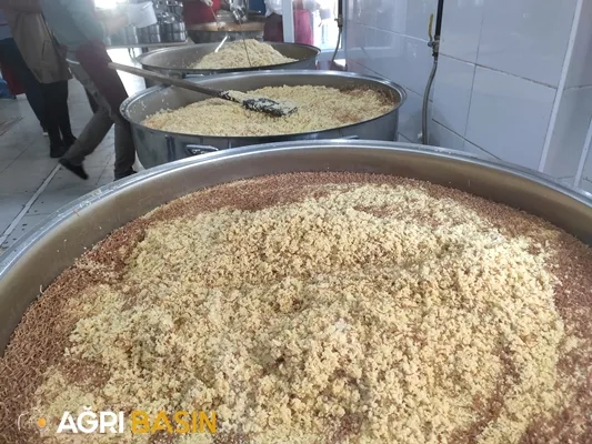 Kızılay Ağrı Şubesi her gün 4 bin 500 kişiye sıcak yemek dağıtıyor