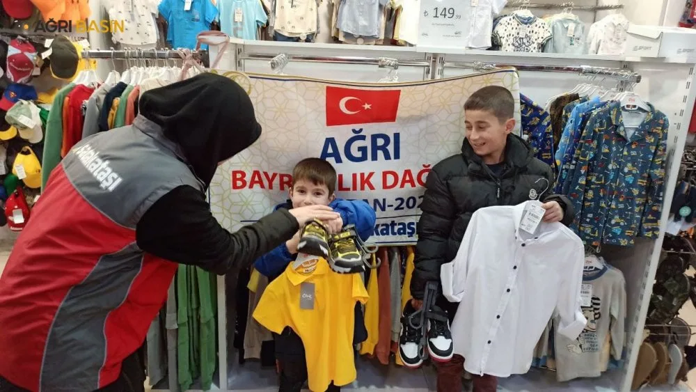 Sadakataşı Derneği Ağrı’da 300 Çocuğa Bayram Sevinci Yaşattı