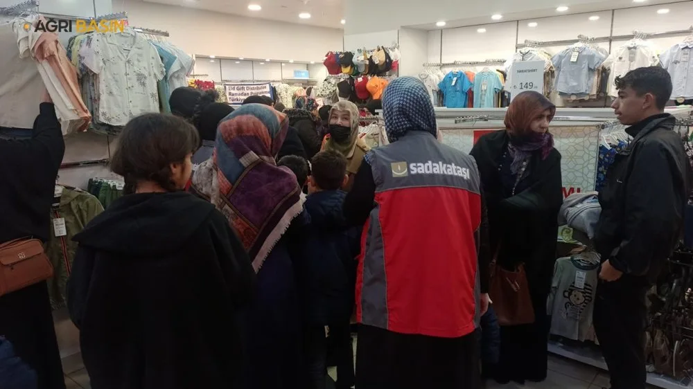 Sadakataşı Derneği Ağrı’da 300 Çocuğa Bayram Sevinci Yaşattı