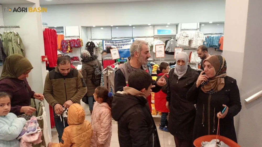 Sadakataşı Derneği Ağrı’da 300 Çocuğa Bayram Sevinci Yaşattı