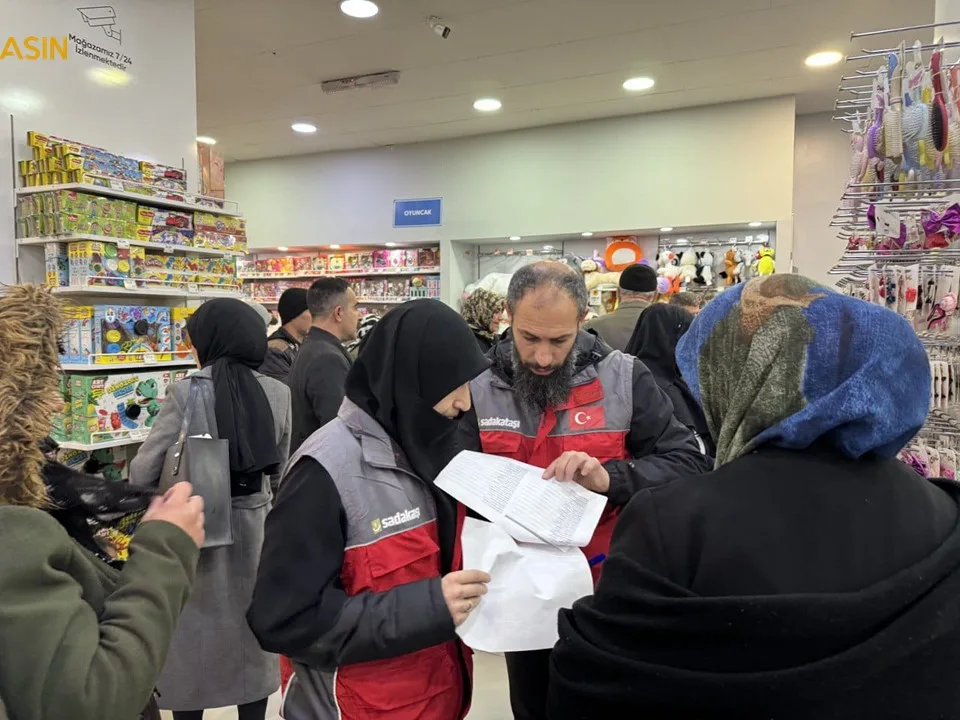 Sadakataşı Derneği Ağrı’da 300 Çocuğa Bayram Sevinci Yaşattı