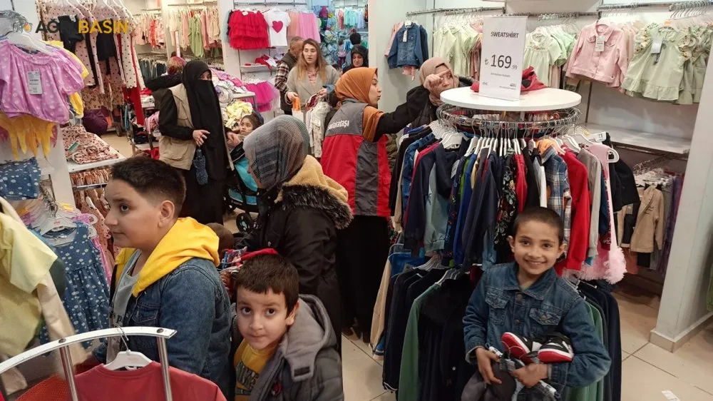 Sadakataşı Derneği Ağrı’da 300 Çocuğa Bayram Sevinci Yaşattı