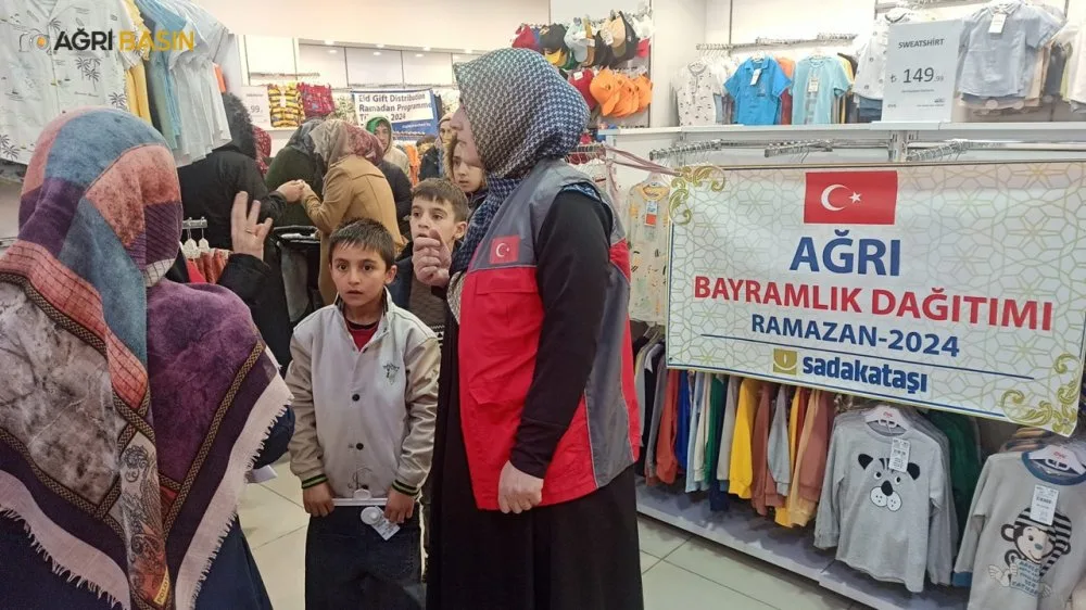 Sadakataşı Derneği Ağrı’da 300 Çocuğa Bayram Sevinci Yaşattı