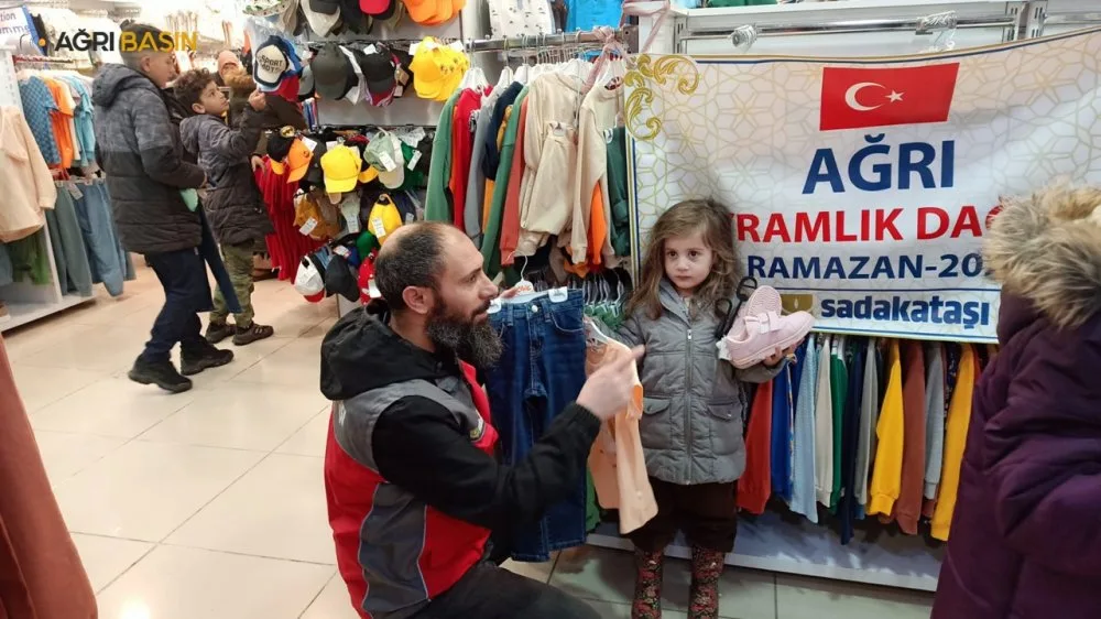Sadakataşı Derneği Ağrı’da 300 Çocuğa Bayram Sevinci Yaşattı