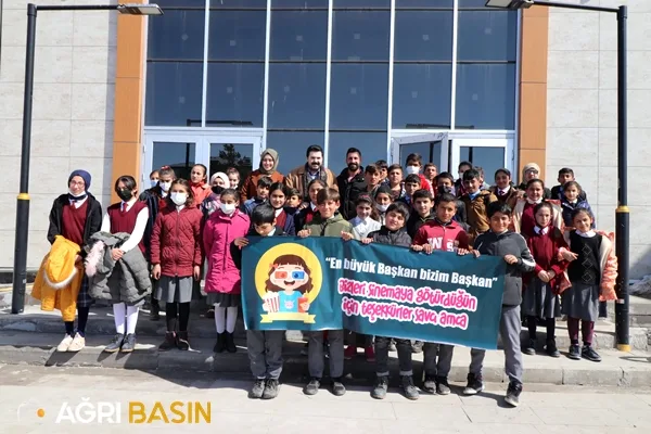 Başkan Savcı Sayan Köy çocuklarını sinema ile buluşturdu