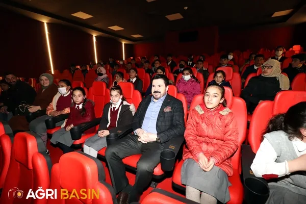 Başkan Savcı Sayan Köy çocuklarını sinema ile buluşturdu