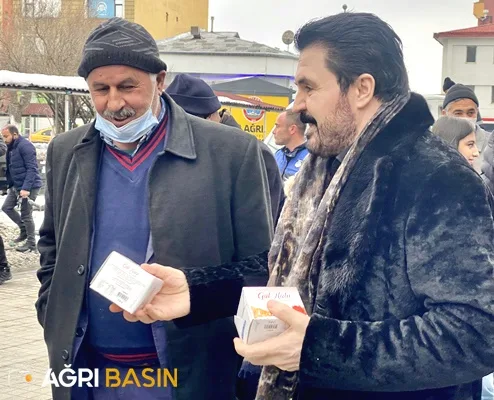 Başkan Sayan'dan Miraç kandilinde esnaf ve vatandaşlara kandil simidi ikramı