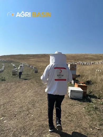 Türk Kızılay Ağrı Şubesinden İhtiyaç Sahiplerine Bal ve Burs Desteği