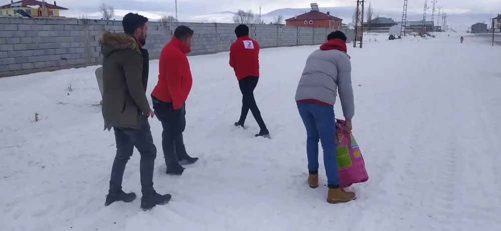 Türk Kızılayı Diyadin'de Hayvanlar İçin Yem Bıraktı
