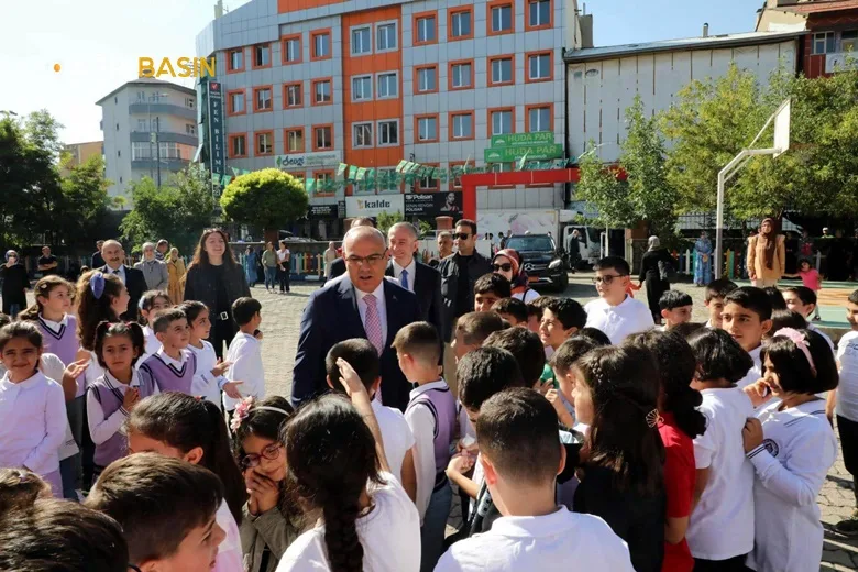 Ağrı Valisi Mustafa Koç Öğrencilerle İlk Ders Zilini Çaldı