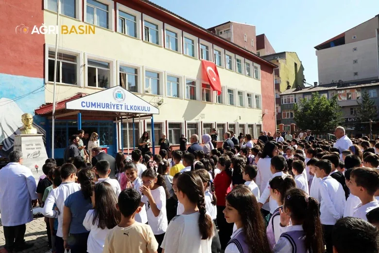 Ağrı Valisi Mustafa Koç Öğrencilerle İlk Ders Zilini Çaldı