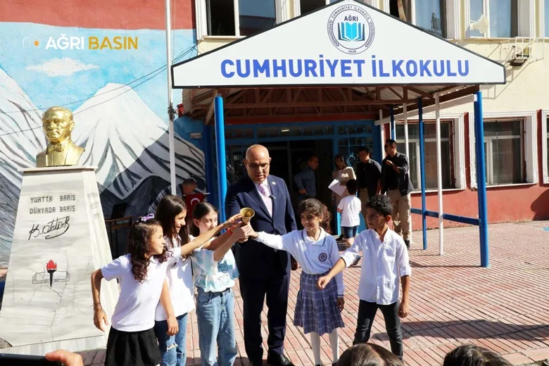 Ağrı Valisi Mustafa Koç Öğrencilerle İlk Ders Zilini Çaldı