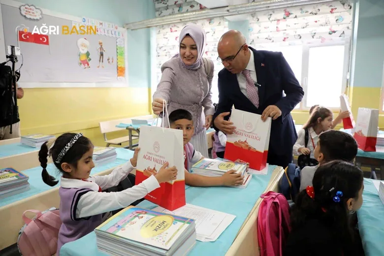Ağrı Valisi Mustafa Koç Öğrencilerle İlk Ders Zilini Çaldı