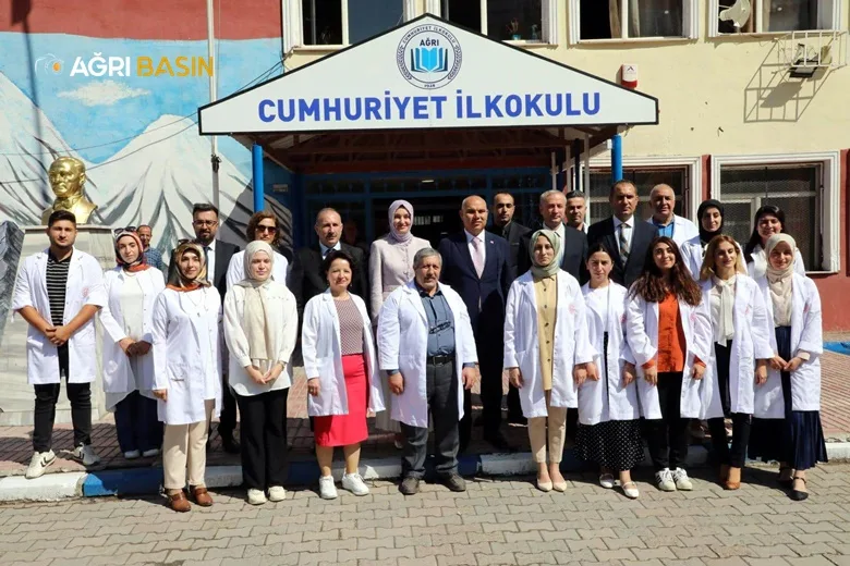Ağrı Valisi Mustafa Koç Öğrencilerle İlk Ders Zilini Çaldı